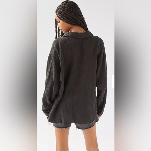 Urban Outfitters Addison Button-Front Blouse. Black size S. Raw hem, side vent. - Picture 2 of 16
